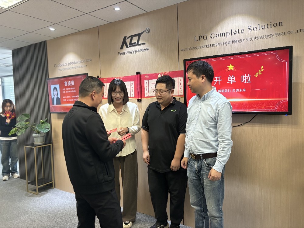 喜報(bào)！業(yè)務(wù)部新人試用期成功開(kāi)單，業(yè)績(jī)驕人！?